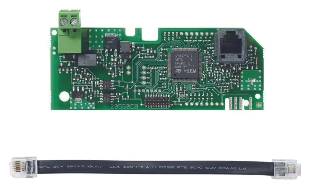 Druckplatte eines Zusatzmoduls für Vaillant atmoVIT VKS/VK Schnittstelle, mit elektronischen Bauteilen und einem anschließbaren Kabel.